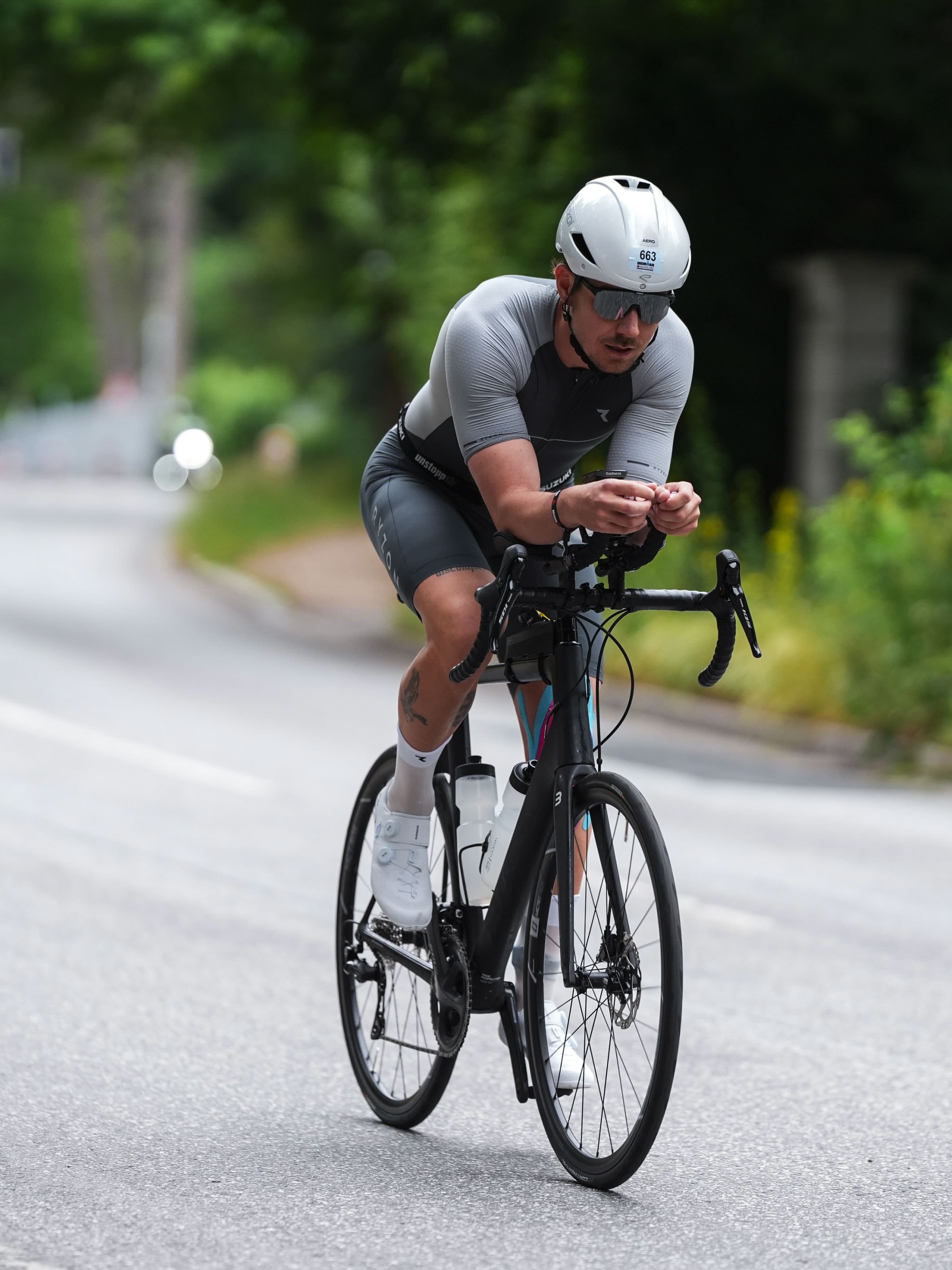 Adrian aero on the bike leg, bottles on the frame.